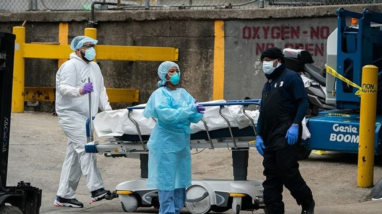 24 மணி நேரத்தில் 4 ஆயிரம் பலி..! வல்லரசு அமெரிக்காவை ஆட்டிப்படைக்கும் கொரோனா..!