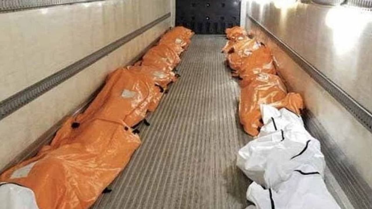 అమెరికాలో కరోనా మరణ మృదంగం: ఒక్కరోజే 1500 మరణాలు! అమెరికాలో కరోనా మరణ మృదంగం: ఒక్కరోజే 1500 మరణాలు!