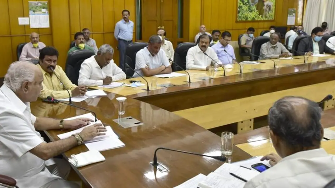 ರೈತರ ನೆರವಿಗೆ ಧಾವಿಸಿದ ಸಿಎಂ: ಇಂದಿನ ಸಭೆಯಲ್ಲಿ ತೆಗೆದುಕೊಂಡ ತೀರ್ಮಾನಗಳು ಇಂತಿವೆ ರೈತರ ನೆರವಿಗೆ ಧಾವಿಸಿದ ಸಿಎಂ: ಇಂದಿನ ಸಭೆಯಲ್ಲಿ ತೆಗೆದುಕೊಂಡ ತೀರ್ಮಾನಗಳು ಇಂತಿವೆ