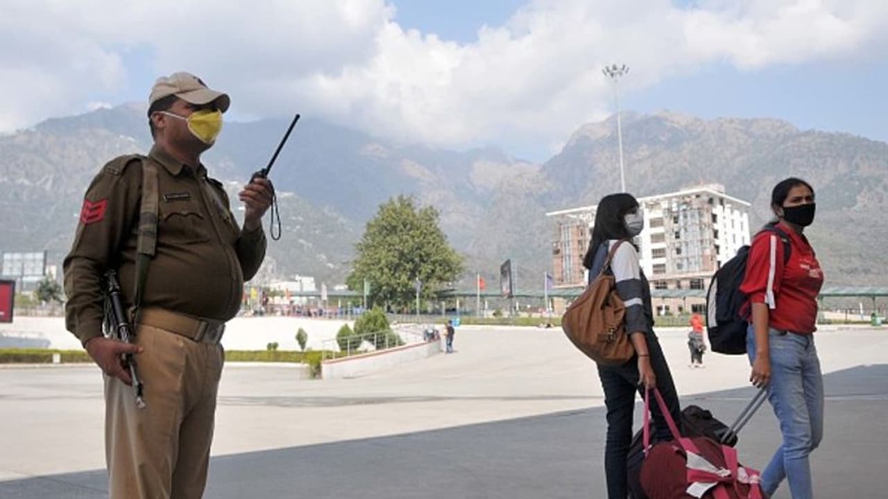 ছ'দিনে কতটা কমল করোনার জারিজুরি, লকডাউন এ কি আদৌ কাজ হচ্ছে, দেখুন ভিডিও ছ'দিনে কতটা কমল করোনার জারিজুরি, লকডাউন এ কি আদৌ কাজ হচ্ছে, দেখুন ভিডিও