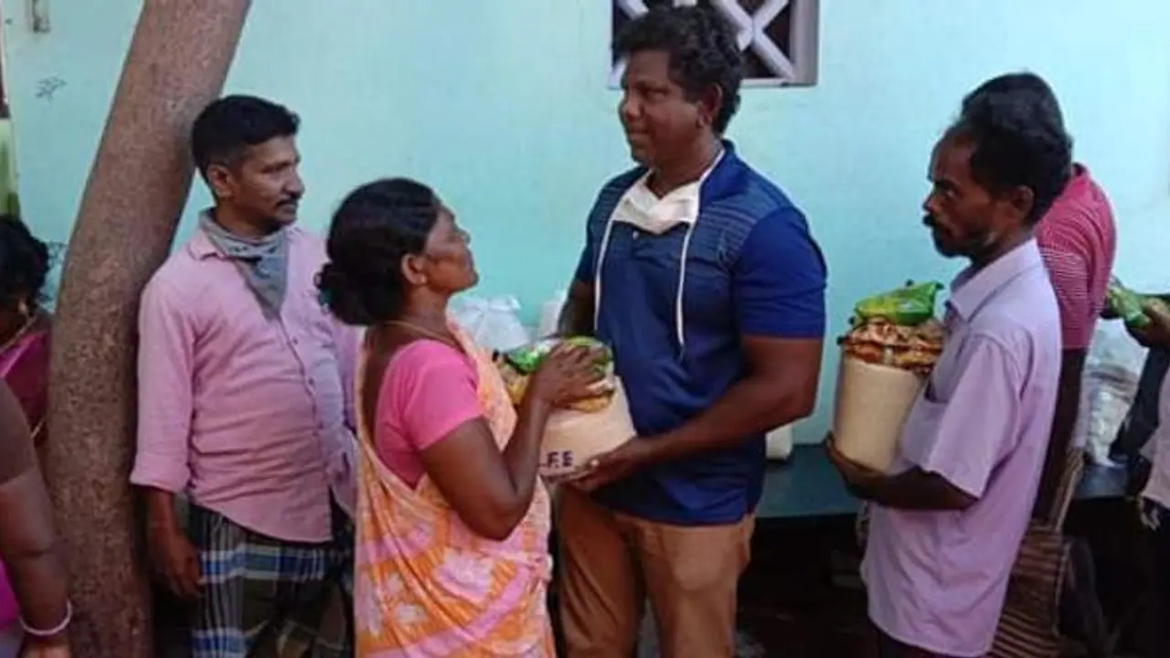 கஷ்டப்படும் 250 குடும்பத்திற்கு மளிகை பொருட்கள் கொடுத்து உதவிய வில்லன் நடிகர் தீனா! கஷ்டப்படும் 250 குடும்பத்திற்கு மளிகை பொருட்கள் கொடுத்து உதவிய வில்லன் நடிகர் தீனா!