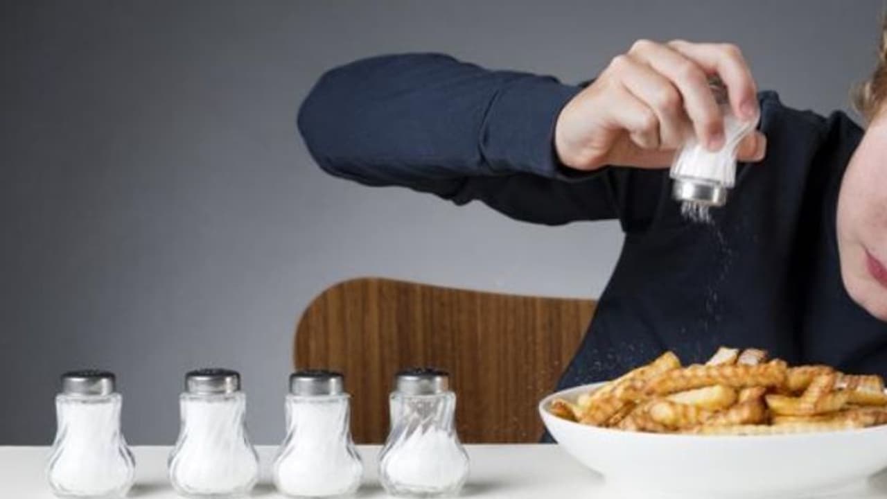 കൊറോണക്കാലത്ത് ഭക്ഷണത്തിൽ ഉപ്പ് അധികം വേണ്ട; പഠനം പറയുന്നത് ഇങ്ങനെ... കൊറോണക്കാലത്ത് ഭക്ഷണത്തിൽ ഉപ്പ് അധികം വേണ്ട; പഠനം പറയുന്നത് ഇങ്ങനെ...