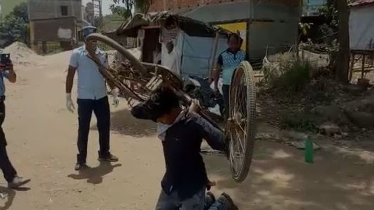 লকডাউনের মাঝেই নেশার টানে রাস্তায়, যুবককে কড়া শাস্তি দিলেন সিভিক ভলান্টিয়াররা লকডাউনের মাঝেই নেশার টানে রাস্তায়, যুবককে কড়া শাস্তি দিলেন সিভিক ভলান্টিয়াররা