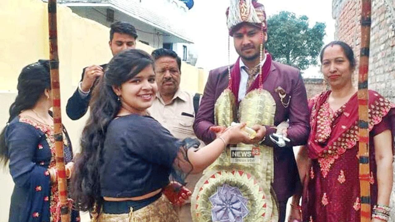 मंडप में जाने से पहले दूल्हे के सामने सालियों ने रखी शर्त, बाराती बोले सबको मिलना चाहिए ऐसी साली मंडप में जाने से पहले दूल्हे के सामने सालियों ने रखी शर्त, बाराती बोले सबको मिलना चाहिए ऐसी साली