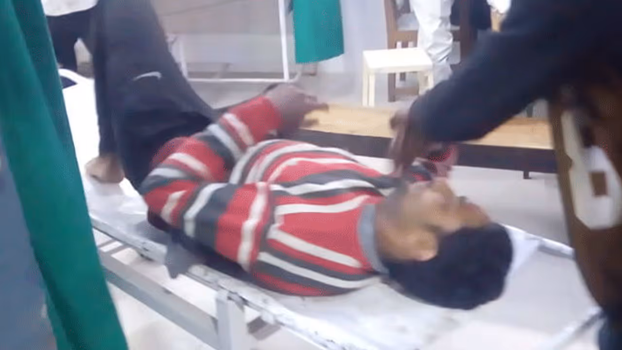 जान हथेली पर रख 2 हाजर KM दूर से घर के लिए निकला ये शख्स, अब जिंदगी और मौत की जंग लड़ रहा जान हथेली पर रख 2 हाजर KM दूर से घर के लिए निकला ये शख्स, अब जिंदगी और मौत की जंग लड़ रहा