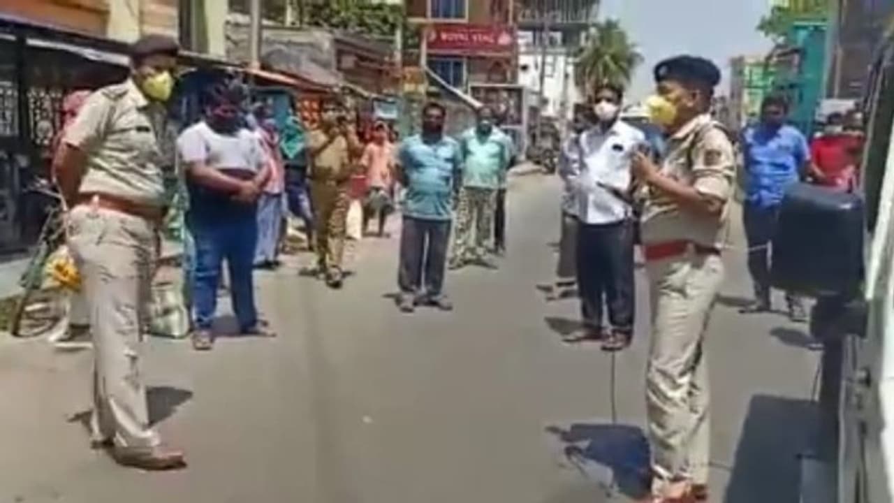 করোনার বিরুদ্ধে লড়াই, বীরভূমে গান গেয়ে সচেতনতার পাঠ এসপিডিও র করোনার বিরুদ্ধে লড়াই, বীরভূমে গান গেয়ে সচেতনতার পাঠ এসপিডিও র