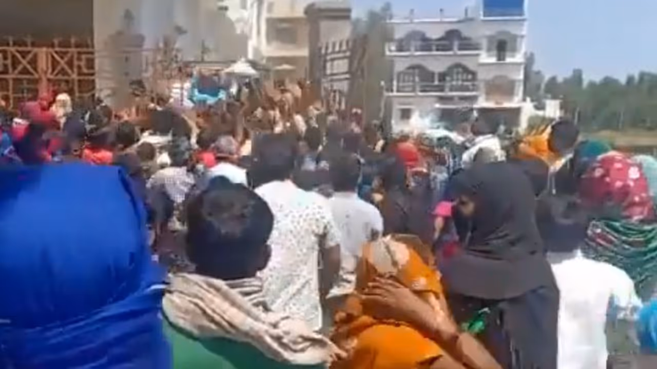 ലോക്ക്ഡൗണ് കാറ്റില്പ്പറത്തി ആള്ക്കൂട്ടത്തില് റേഷന് വിതരണം; എസ്പി നേതാവ് വിവാദത്തില് ലോക്ക്ഡൗണ് കാറ്റില്പ്പറത്തി ആള്ക്കൂട്ടത്തില് റേഷന് വിതരണം; എസ്പി നേതാവ് വിവാദത്തില്