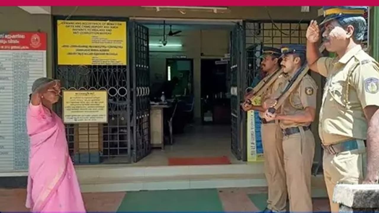 30 വര്ഷം വൃത്തിയാക്കി പരിപാലിച്ച സ്റ്റേഷന്റെ പടിയിറങ്ങി രാധ; ഗാര്ഡ് ഓഫ് ഓണര് നല്കി യാത്രയയച്ച് പൊലീസ് 30 വര്ഷം വൃത്തിയാക്കി പരിപാലിച്ച സ്റ്റേഷന്റെ പടിയിറങ്ങി രാധ; ഗാര്ഡ് ഓഫ് ഓണര് നല്കി യാത്രയയച്ച് പൊലീസ്