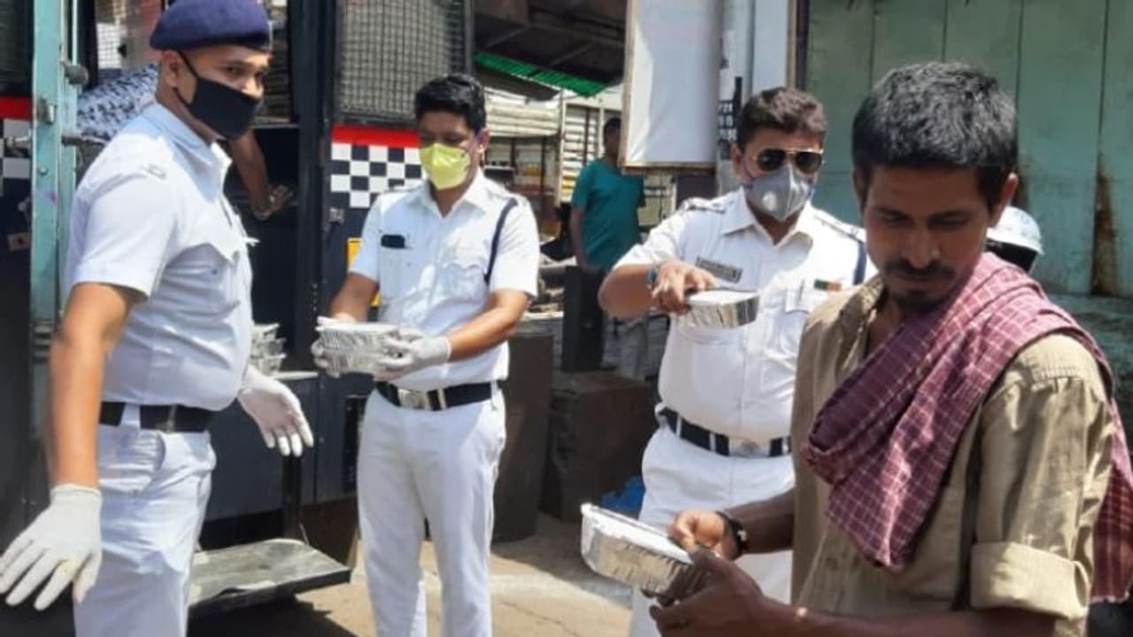 লকডাউনে বন্দিদশায় কলকাতা, ভরসা জোগাতে আমরা করব জয় গাইছে পুলিশ