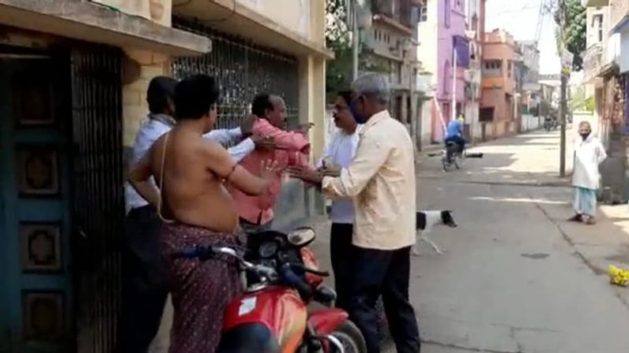 রেশন দোকানের সামনে চকোলেট বিলি, কংগ্রেস কর্মীকে রাস্তায় ফেলে 'গণধোলাই' রেশন দোকানের সামনে চকোলেট বিলি, কংগ্রেস কর্মীকে রাস্তায় ফেলে 'গণধোলাই'