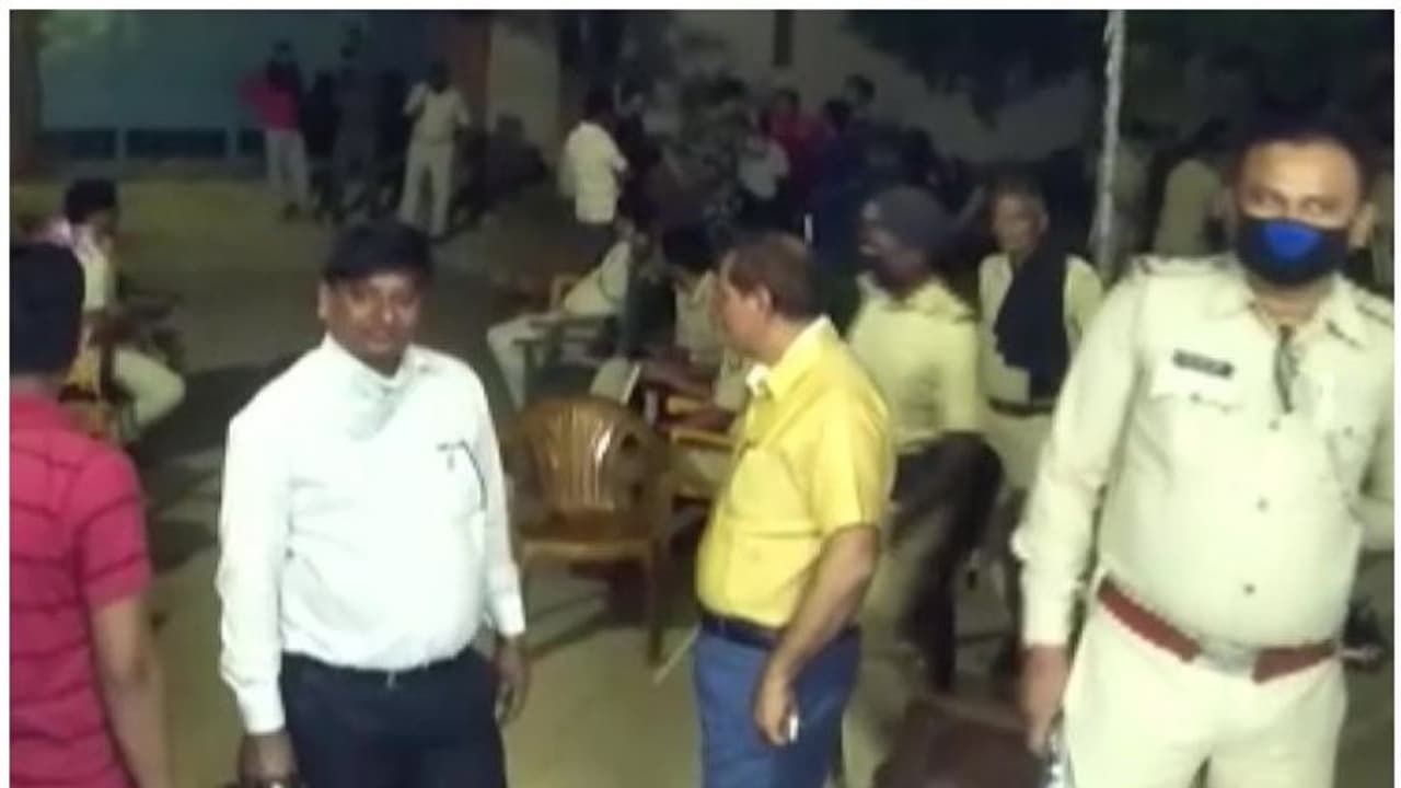 നിസാമുദ്ദീന് സമ്മേളനത്തില് പങ്കെടുത്തവരെ തേടിയെത്തിയ പൊലീസിന് നേരെ കല്ലേറ്; മൂന്നുപേര് അറസ്റ്റില് നിസാമുദ്ദീന് സമ്മേളനത്തില് പങ്കെടുത്തവരെ തേടിയെത്തിയ പൊലീസിന് നേരെ കല്ലേറ്; മൂന്നുപേര് അറസ്റ്റില്