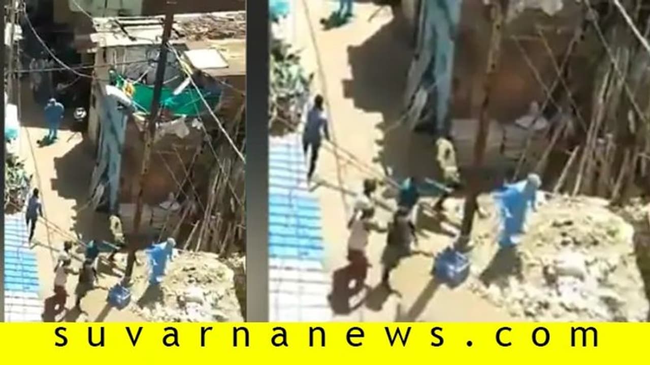 ಆರೋಗ್ಯ ಸಿಬ್ಬಂದಿಯನ್ನೇ ಅಟ್ಟಾಡಿಸಿ ಹೊಡೆದ 'ಮೂರ್ಖರು': ಇಬ್ಬರು ವೈದ್ಯರಿಗೆ ಗಾಯ ಆರೋಗ್ಯ ಸಿಬ್ಬಂದಿಯನ್ನೇ ಅಟ್ಟಾಡಿಸಿ ಹೊಡೆದ 'ಮೂರ್ಖರು': ಇಬ್ಬರು ವೈದ್ಯರಿಗೆ ಗಾಯ