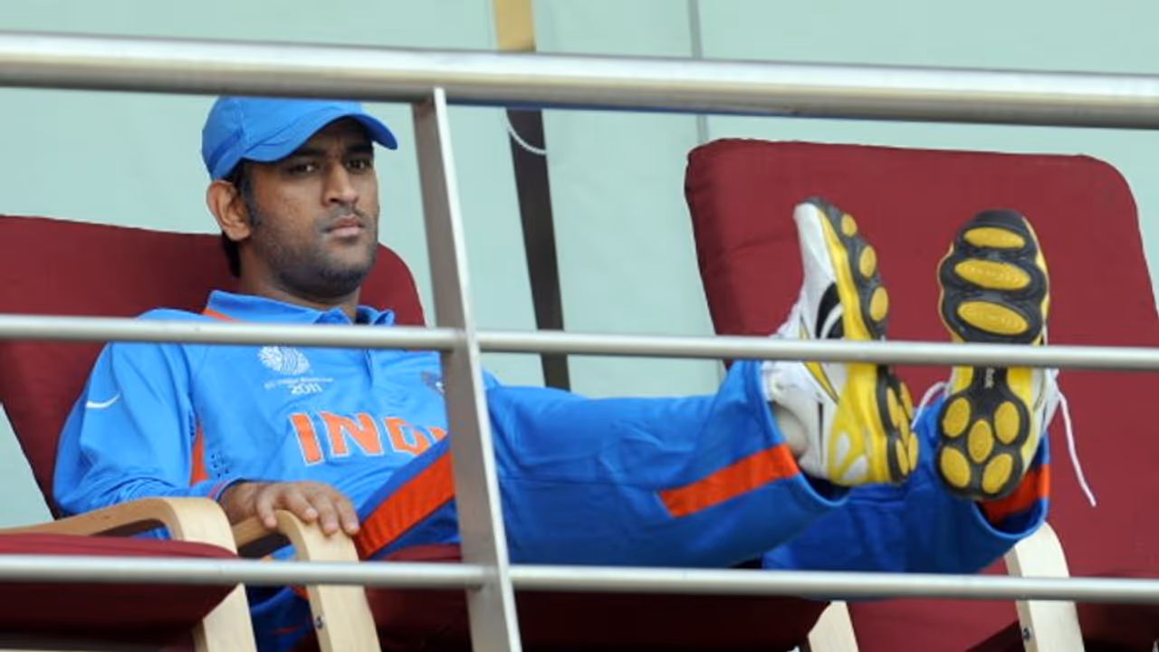 ధోని తరానికి ఒక్కడు: వీడ్కోలుకు ఇంకా టైముంది, ఇంగ్లాండ్ మాజీ కెప్టెన్ ధోని తరానికి ఒక్కడు: వీడ్కోలుకు ఇంకా టైముంది, ఇంగ్లాండ్ మాజీ కెప్టెన్