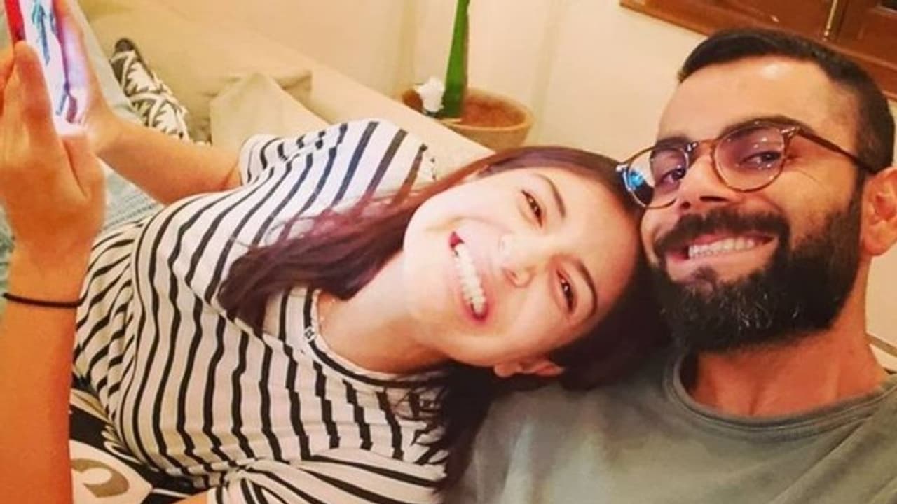 বারান্দায় বিরুষ্কা এ কী করছেন, সকালবেলা জানলা খুলতে প্রতিবেশির নজরে তারকা জুটি বারান্দায় বিরুষ্কা এ কী করছেন, সকালবেলা জানলা খুলতে প্রতিবেশির নজরে তারকা জুটি