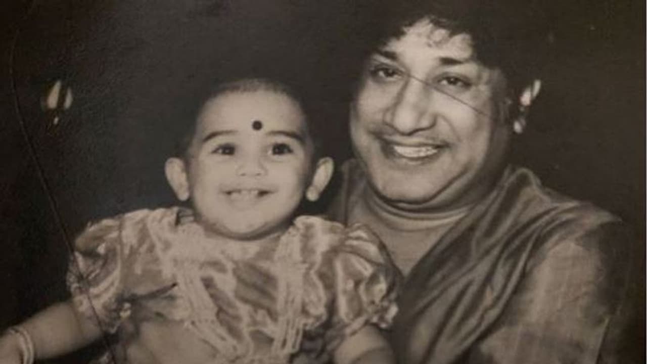 சிவாஜி கணேசன் தூக்கி வைத்திருக்கும் இந்த நடிகை யார் தெரியுமா? தெரிந்தால் ஷாக் ஆகிடுவீங்க..! சிவாஜி கணேசன் தூக்கி வைத்திருக்கும் இந்த நடிகை யார் தெரியுமா? தெரிந்தால் ஷாக் ஆகிடுவீங்க..!