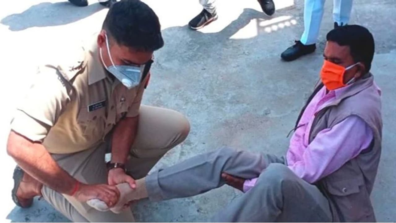 दर्द से कराह रहा था अर्दली, IPS ने कहा पैर आगे बढ़ाओ, उसका जूता उतारा और ठीक कर दिया मोच दर्द से कराह रहा था अर्दली, IPS ने कहा पैर आगे बढ़ाओ, उसका जूता उतारा और ठीक कर दिया मोच