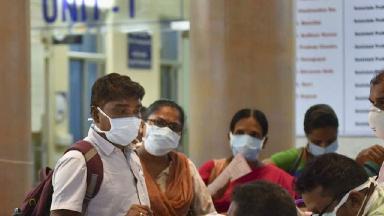 ఏపీపై కరోనా దెబ్బ: కొత్తగా 12 కేసులు, మొత్తం కేసులు 161కి చేరిక ఏపీపై కరోనా దెబ్బ: కొత్తగా 12 కేసులు, మొత్తం కేసులు 161కి చేరిక