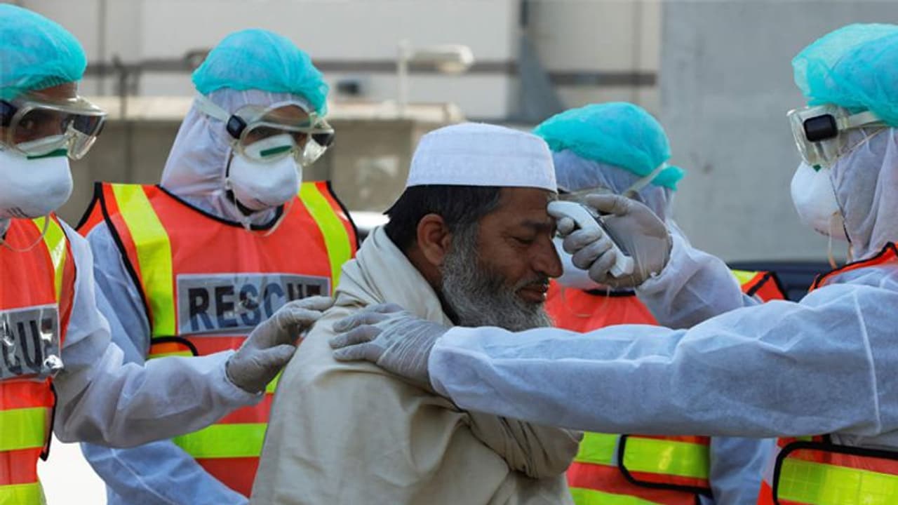 వృద్ధుడికి కరోనా.. తెలీక 24మందిని కలిసి... వృద్ధుడికి కరోనా.. తెలీక 24మందిని కలిసి...