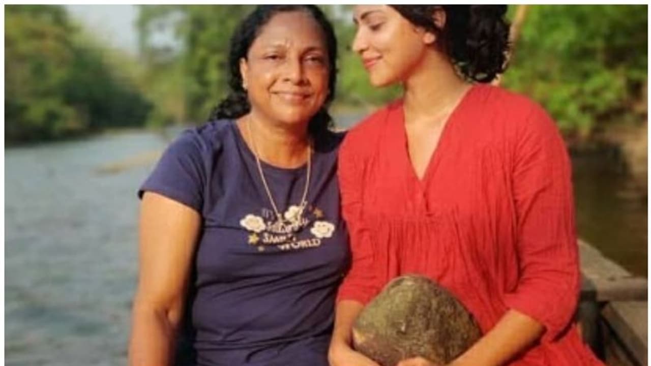 എപ്പോഴാണ് നമ്മള് നമ്മളെ സ്നേഹിക്കുന്നത്?; ഫീനിക്സ് പക്ഷികളെപ്പോലെ പറന്നുയരുകയാണെന്ന് അമല പോള് എപ്പോഴാണ് നമ്മള് നമ്മളെ സ്നേഹിക്കുന്നത്?; ഫീനിക്സ് പക്ഷികളെപ്പോലെ പറന്നുയരുകയാണെന്ന് അമല പോള്