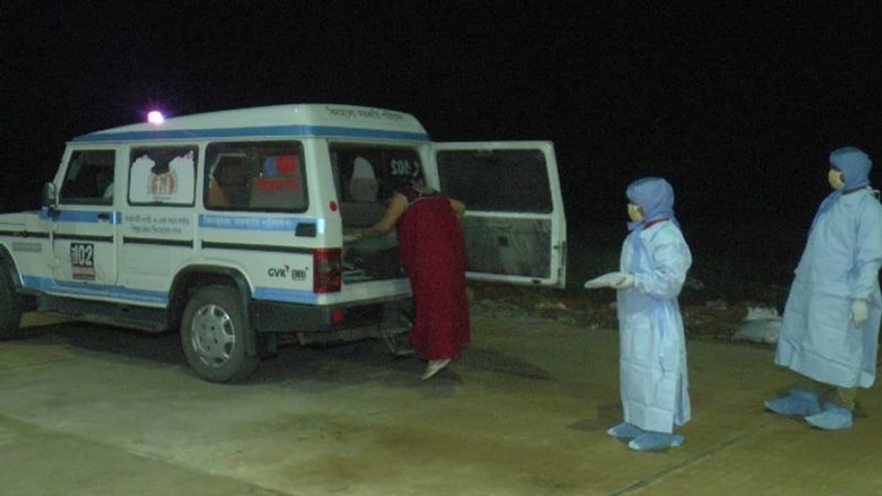 করোনা ছড়াচ্ছে আক্রান্তদের পরিবারেও, এবার সংক্রমিত মেদিনীপুরের যুবকের বাবা