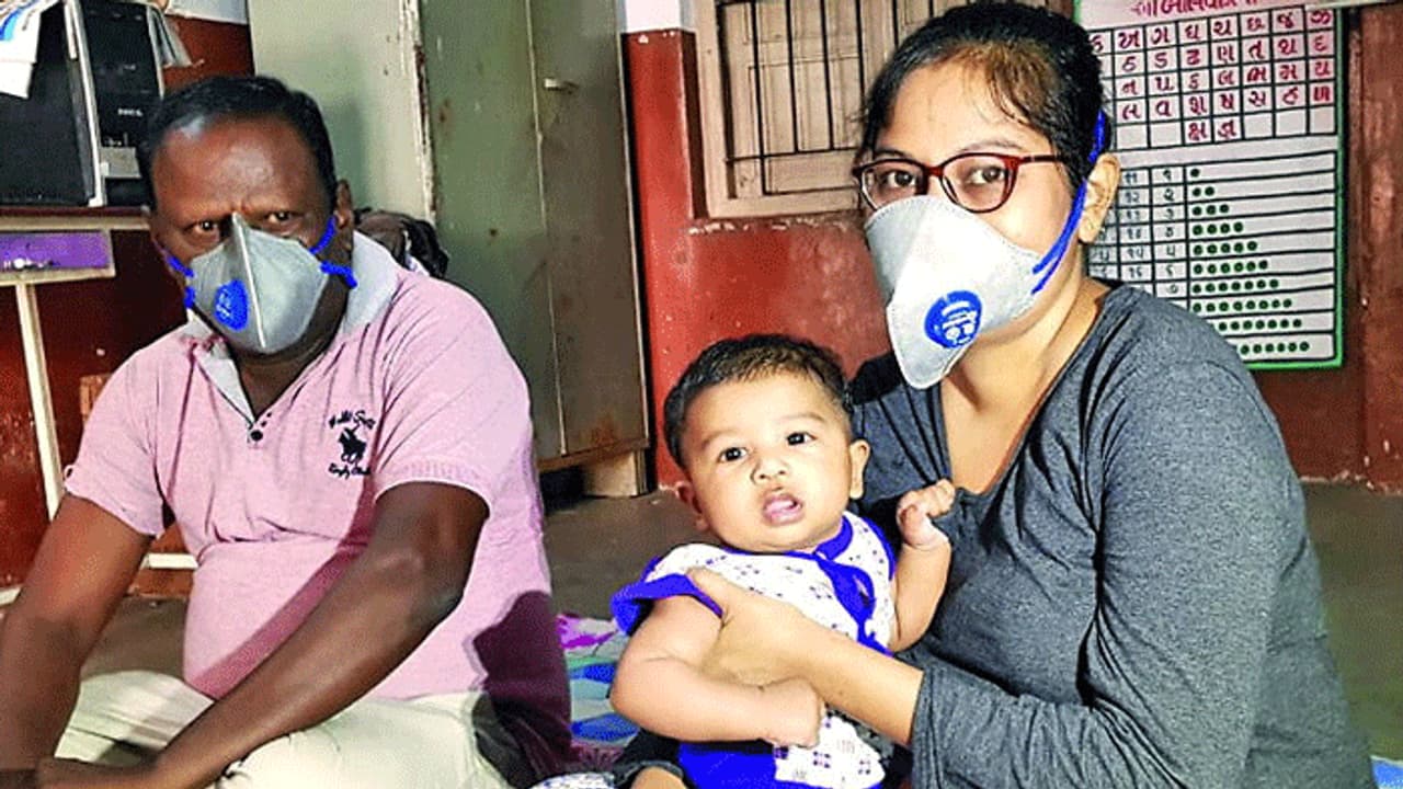 कोरोना के डर में भूले मानवता..आधी रात में महिला को घर से निकाला, बेटे को गोद में लेकर गिड़गिड़ती रही कोरोना के डर में भूले मानवता..आधी रात में महिला को घर से निकाला, बेटे को गोद में लेकर गिड़गिड़ती रही