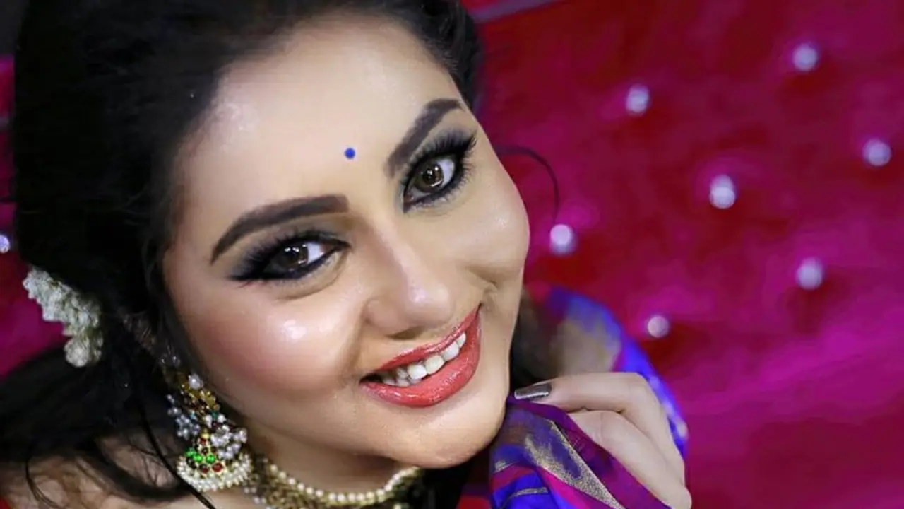 கையை அசைத்து மாஸ் காட்டியதால் பல கோடியை இழந்த நமீதா... தேவையில்லாமல் சிக்கலில் மாட்டிய சம்பவம்...!