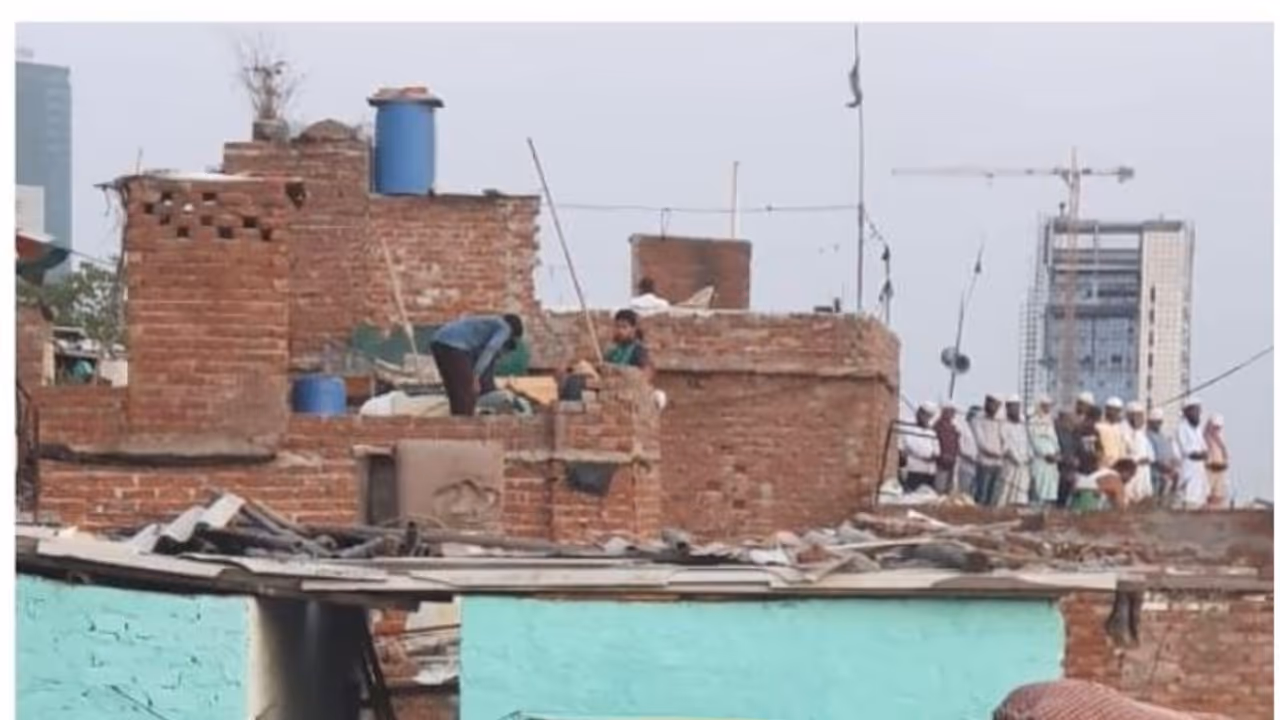 ലോക്ക്ഡൗണ് ലംഘിച്ച് നമസ്കാരം; 12 ഓളം പേര്ക്കെതിരെ കേസ്, ഒരാള് അറസ്റ്റില് ലോക്ക്ഡൗണ് ലംഘിച്ച് നമസ്കാരം; 12 ഓളം പേര്ക്കെതിരെ കേസ്, ഒരാള് അറസ്റ്റില്