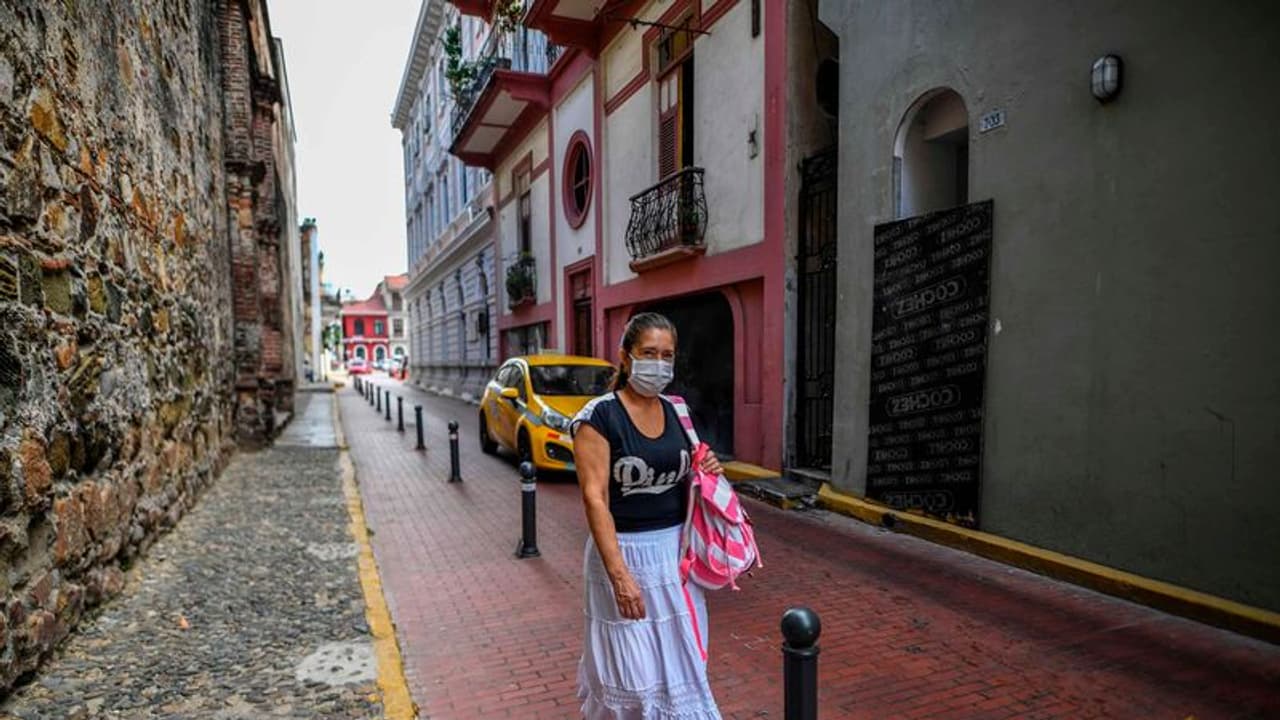 'বুকে হাত দিয়ে বললো, তুই তো মেয়ে নোস', লকডাউনে দারুণ সমস্যায় মনিকা রা