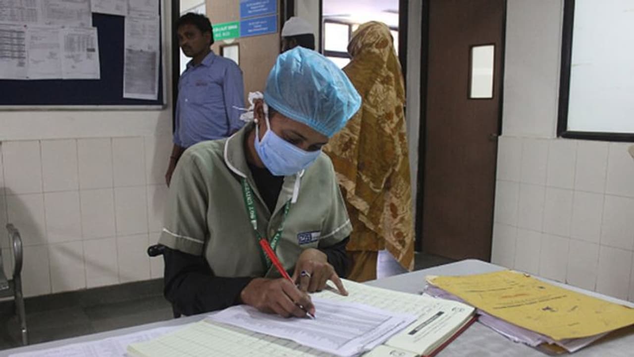 দু'ঘণ্টায় বদলে গেল সংখ্যা, রাজ্য়ে করোনায় মৃত কমে ৩, আক্রান্ত ৩৪ দু'ঘণ্টায় বদলে গেল সংখ্যা, রাজ্য়ে করোনায় মৃত কমে ৩, আক্রান্ত ৩৪