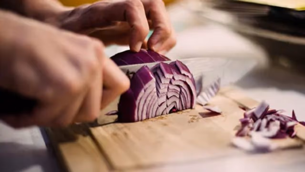 കണ്ണ് എരിയും മുമ്പ് ഉള്ളിയരിഞ്ഞ് തീര്ക്കാം; വൈറലായി വീഡിയോ... കണ്ണ് എരിയും മുമ്പ് ഉള്ളിയരിഞ്ഞ് തീര്ക്കാം; വൈറലായി വീഡിയോ...