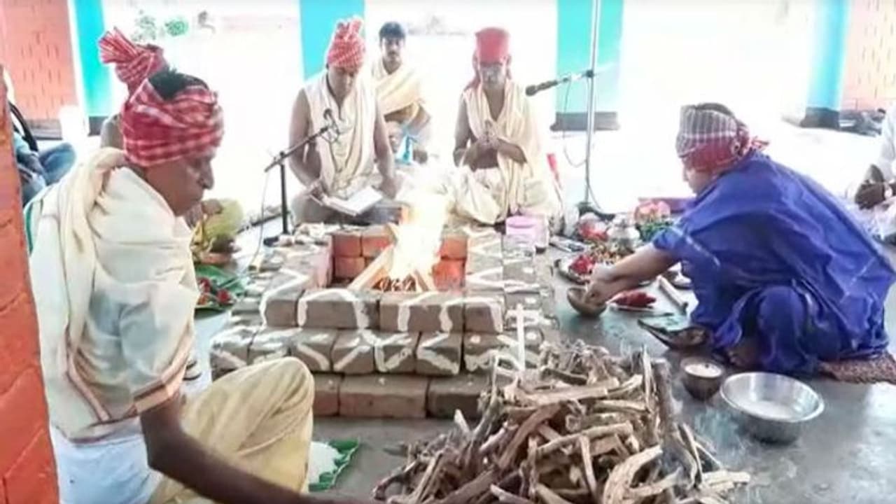 রামনবমীর দিন করোনা নাশ করতে যজ্ঞ করে 'পশ্চিমবাংলার মা'য়ের জন্য় প্রার্থনা করলেন তৃণমূল বিধায়ক রামনবমীর দিন করোনা নাশ করতে যজ্ঞ করে 'পশ্চিমবাংলার মা'য়ের জন্য় প্রার্থনা করলেন তৃণমূল বিধায়ক