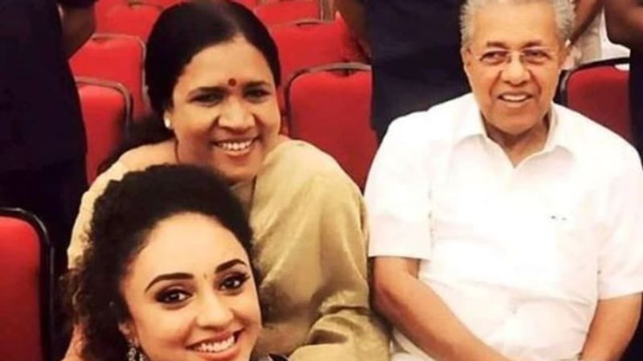 മുഖ്യമന്ത്രിയോടൊപ്പമുള്ള സെല്ഫി പങ്കുവച്ച് പേളി: അഭിനന്ദനമാണോയെന്ന് ആരാധകര്, മറുപടിയും മുഖ്യമന്ത്രിയോടൊപ്പമുള്ള സെല്ഫി പങ്കുവച്ച് പേളി: അഭിനന്ദനമാണോയെന്ന് ആരാധകര്, മറുപടിയും