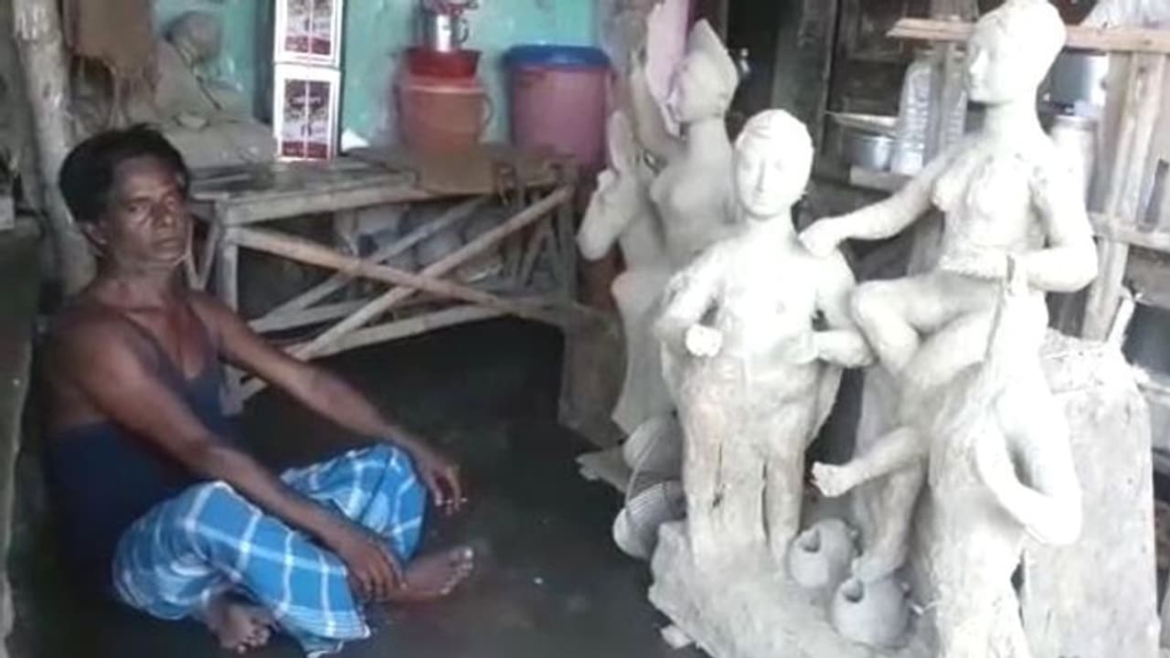 করোনা আতঙ্কে প্রতিমা নেয়নি কেউ, হাহাকার বেহালার পটুয়াপল্লীতে