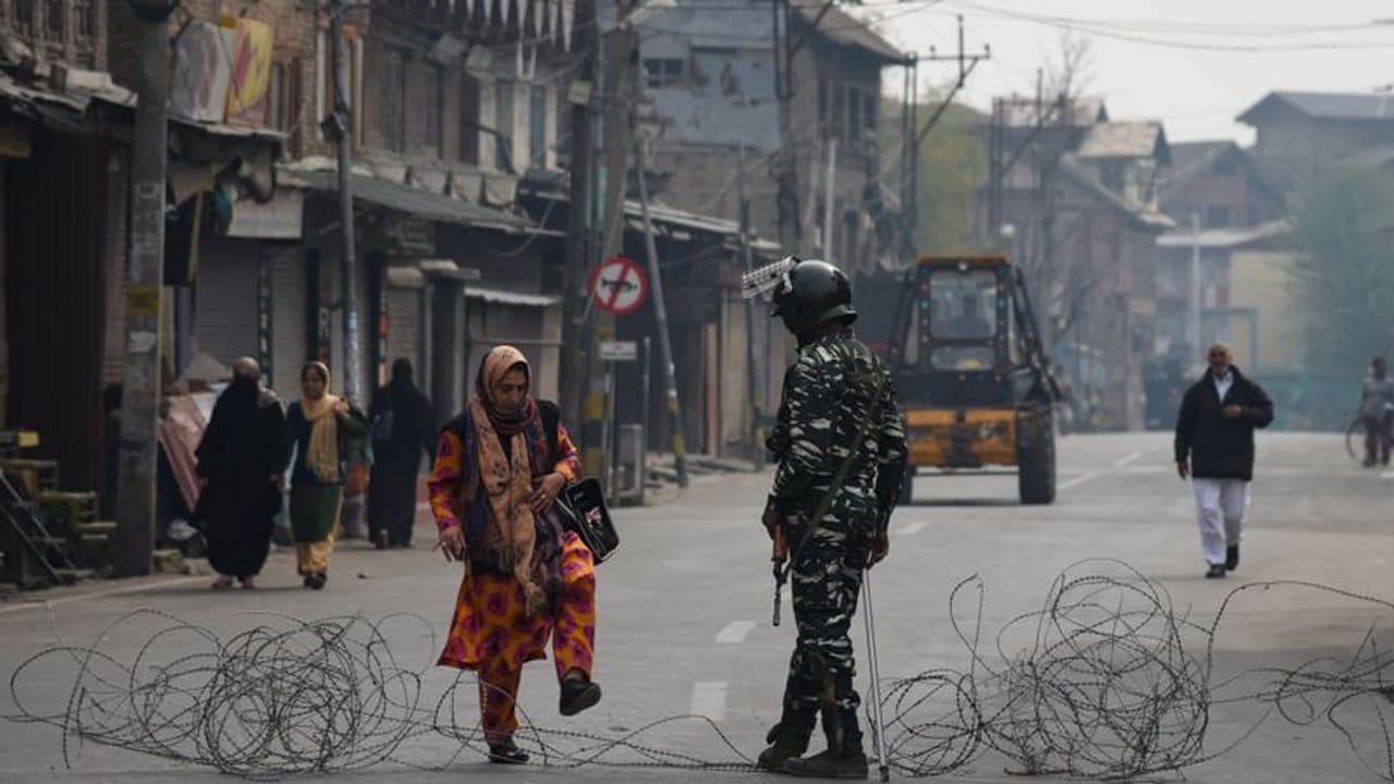 করোনা আক্রান্ত 'মানব বোমা', ভারতের বিরুদ্ধে নয়া ষড়যন্ত্রে পাকিস্তান করোনা আক্রান্ত 'মানব বোমা', ভারতের বিরুদ্ধে নয়া ষড়যন্ত্রে পাকিস্তান
