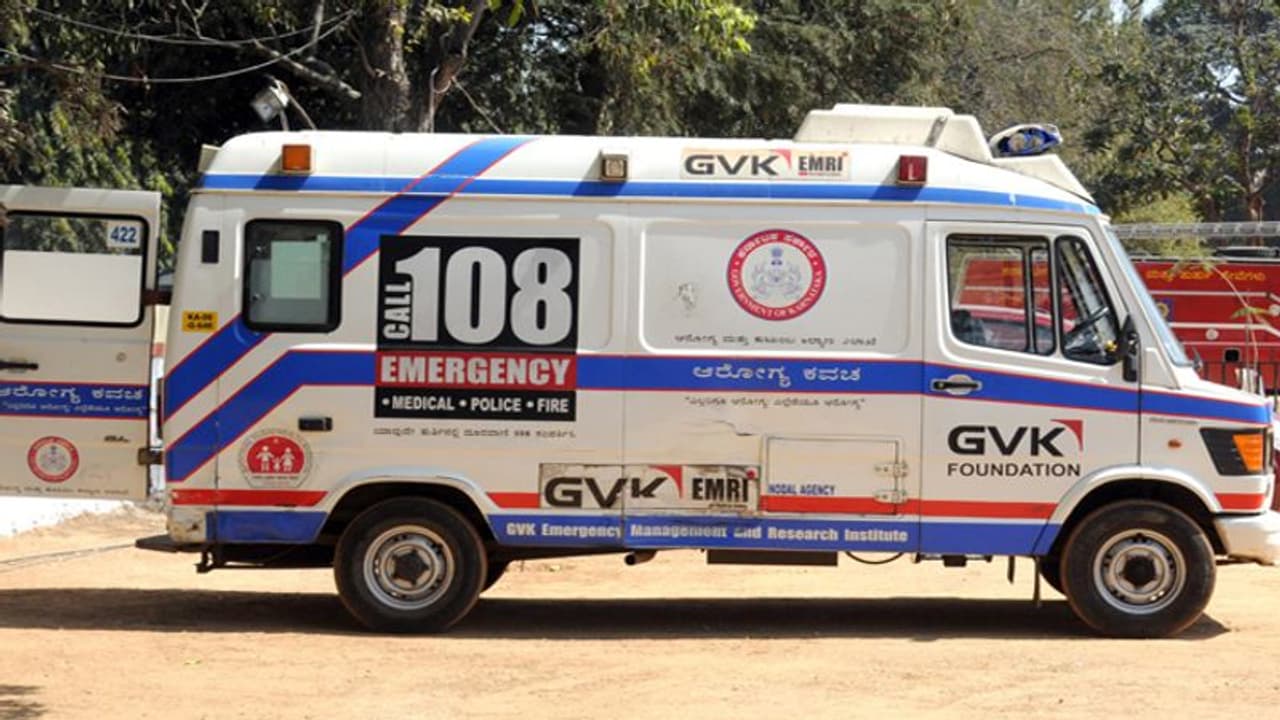 108 డాక్టర్ పై కత్తులతో దాడి... పరిస్థితి విషమం