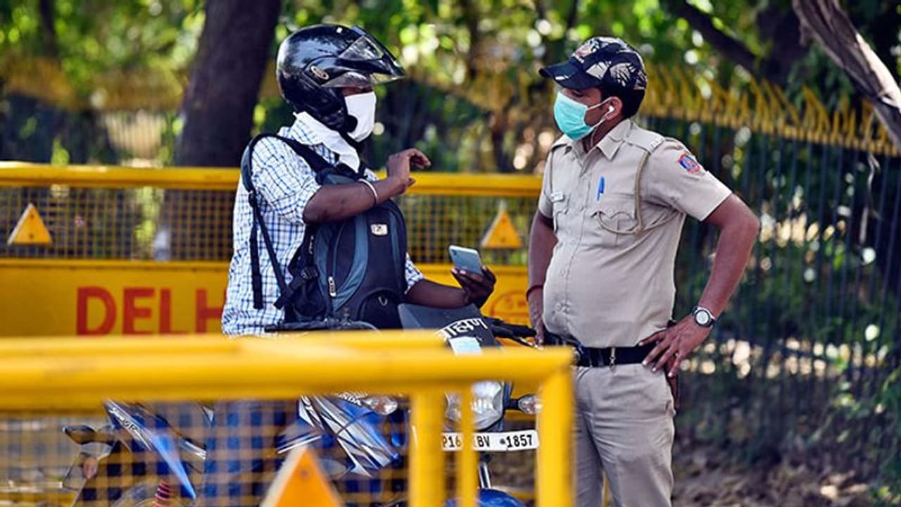 അച്ഛന് ലോക്ക് ഡൗൺ ലംഘിച്ചു; മകന്റെ പരാതിയില് കേസെടുത്ത് പൊലീസ് അച്ഛന് ലോക്ക് ഡൗൺ ലംഘിച്ചു; മകന്റെ പരാതിയില് കേസെടുത്ത് പൊലീസ്