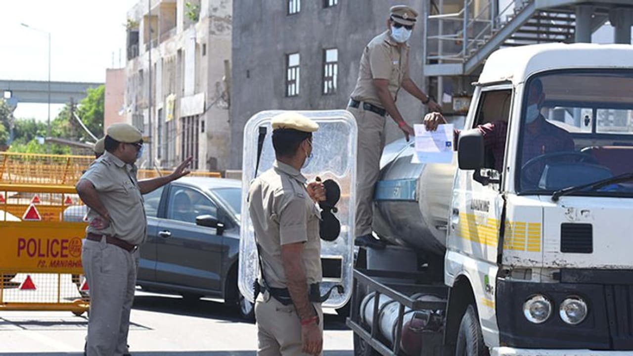 బెడ్ షీట్ చుట్టుకుని ఆస్పత్రి ఆరో అంతస్థు నుంచి పరారీకి యత్నించి మృతి బెడ్ షీట్ చుట్టుకుని ఆస్పత్రి ఆరో అంతస్థు నుంచి పరారీకి యత్నించి మృతి