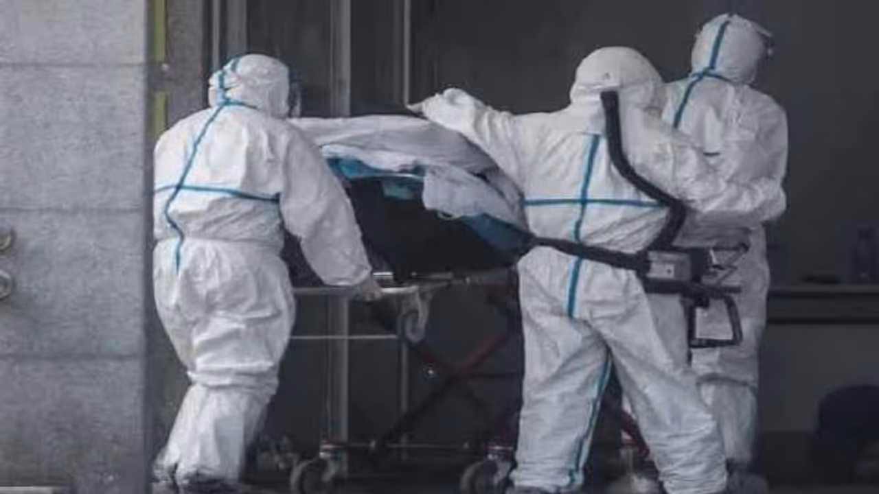 கொரோனா பாதிக்கப்பட்ட மணமகன் மரணம்... திருமணத்தில் பங்கேற்ற 100 பேர் பாதிப்பு... அலறும் உறவினர்கள்..!