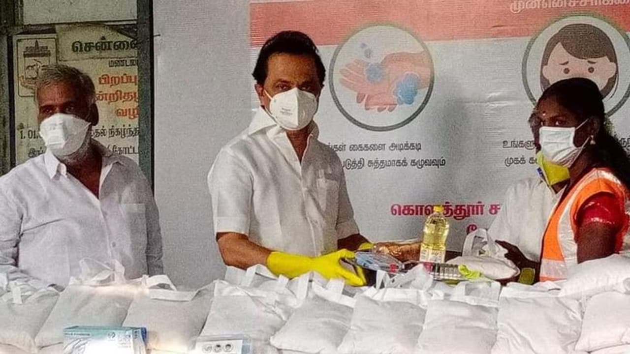 தொகுதி மக்களுக்கு , குளிக்கிற சோப்பு முதல் பல் தேய்க்க பேஸ்ட் வரை கொடுத்த ஸ்டாலின்..!! களத்தில் கரிசனம்..!! தொகுதி மக்களுக்கு , குளிக்கிற சோப்பு முதல் பல் தேய்க்க பேஸ்ட் வரை கொடுத்த ஸ்டாலின்..!! களத்தில் கரிசனம்..!!