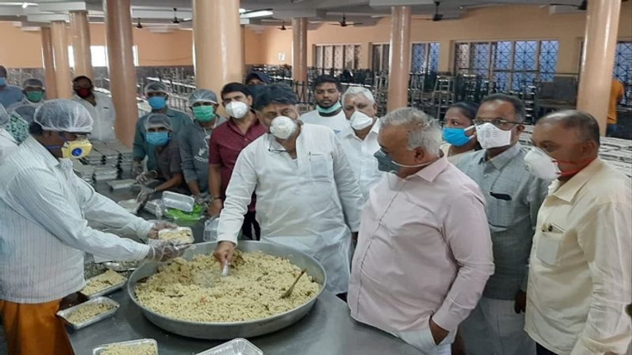 ಲಾಕ್ಡೌನ್: ಕಾಂಗ್ರೆಸಿಂದ ಹಸಿದವರ ಹೊಟ್ಟೆ ತುಂಬಿಸಲು ಆಹಾರ ವಿತರಣೆ ಲಾಕ್ಡೌನ್: ಕಾಂಗ್ರೆಸಿಂದ ಹಸಿದವರ ಹೊಟ್ಟೆ ತುಂಬಿಸಲು ಆಹಾರ ವಿತರಣೆ