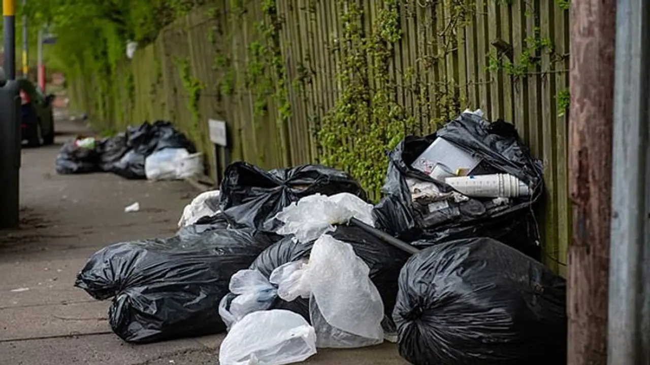 ಪೂರ್ತಿ ಗ್ರಾಮದ ಕಸ ಗುಡಿಸಿ ಗ್ರಾಮ ಪಂಚಾಯತ್ ಮುಂದೆ ಹಾಕಿದ ಯುವಕರು ಪೂರ್ತಿ ಗ್ರಾಮದ ಕಸ ಗುಡಿಸಿ ಗ್ರಾಮ ಪಂಚಾಯತ್ ಮುಂದೆ ಹಾಕಿದ ಯುವಕರು