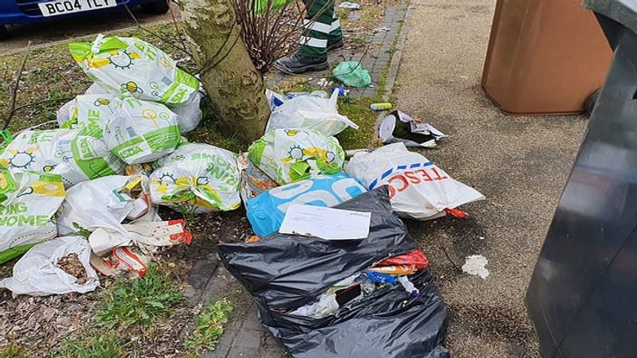 ಸಾರ್ವಜನಿಕ ಸ್ಥಳದಲ್ಲಿ ಕಸ ಚೆಲ್ಲಿದಿರಿ ಜೋಕೆ: ಬೀಳುತ್ತೆ 25 ಸಾವಿರ ವರೆಗೆ ದಂಡ..! ಸಾರ್ವಜನಿಕ ಸ್ಥಳದಲ್ಲಿ ಕಸ ಚೆಲ್ಲಿದಿರಿ ಜೋಕೆ: ಬೀಳುತ್ತೆ 25 ಸಾವಿರ ವರೆಗೆ ದಂಡ..!