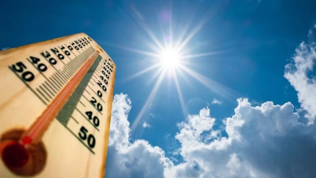 പൊള്ളുന്ന വെയിൽ, സൂര്യാഘാത സാധ്യതയും, ഒന്നല്ല രണ്ട് മാസം! കേരളത്തിലെ ജോലി സമയത്തിൽ മാറ്റം വരുത്തി ഉത്തരവിറങ്ങി പൊള്ളുന്ന വെയിൽ, സൂര്യാഘാത സാധ്യതയും, ഒന്നല്ല രണ്ട് മാസം! കേരളത്തിലെ ജോലി സമയത്തിൽ മാറ്റം വരുത്തി ഉത്തരവിറങ്ങി