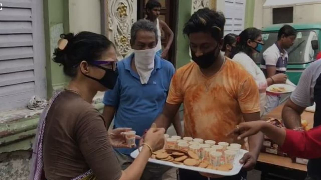 লকডাউনে মন ভরে চা, সঙ্গে অসহায় ৫০০ জনকে খাবারও খাওয়ালেন শহরের দোকানি