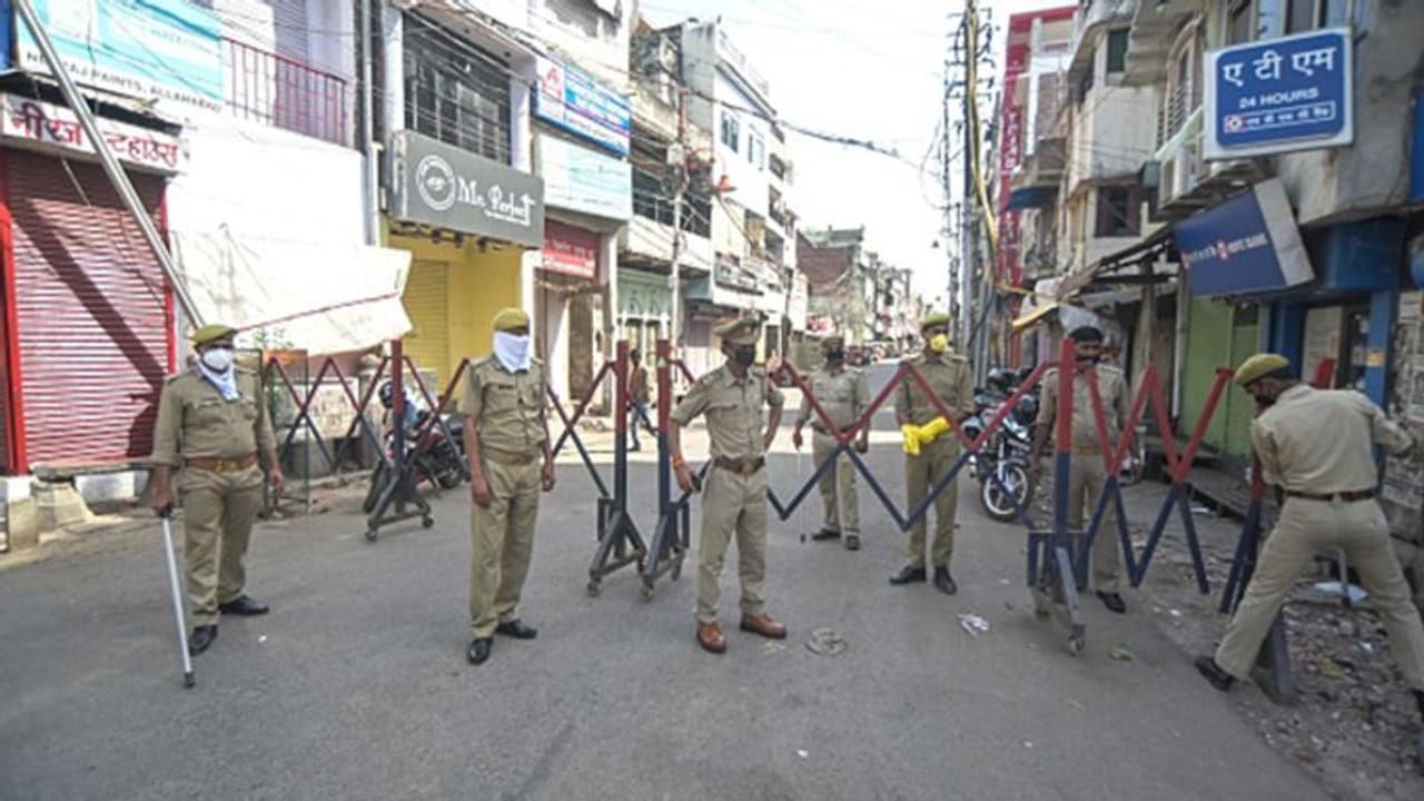 నిర్మల్ లో కరోనాతో వ్యక్తి మృతి: ఆదిలాబాదులో ఆశావర్కర్లపై దాడి నిర్మల్ లో కరోనాతో వ్యక్తి మృతి: ఆదిలాబాదులో ఆశావర్కర్లపై దాడి