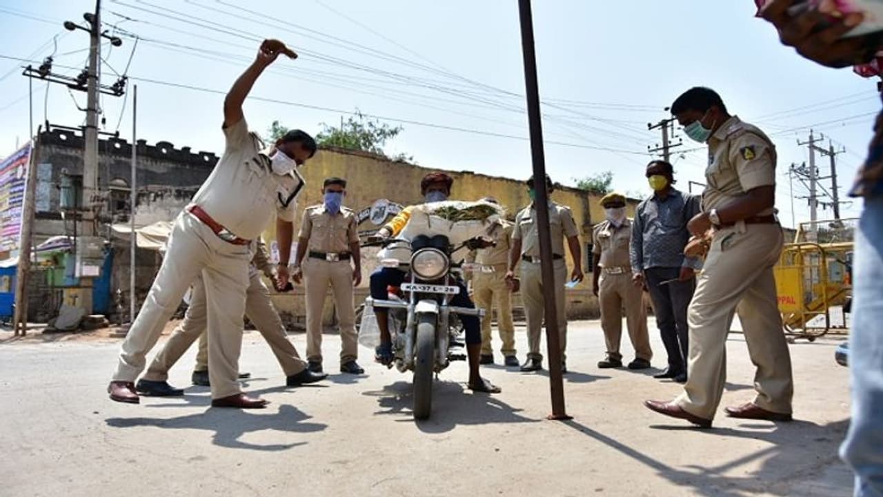 ಲಾಕ್‌ಡೌನ್‌ ಉಲ್ಲಂಘಿಸಿದವರಿಗೆ ದೃಷ್ಟಿ ತೆಗೆದು ಈಡುಗಾಯಿ ಒಡೆದ DYSP