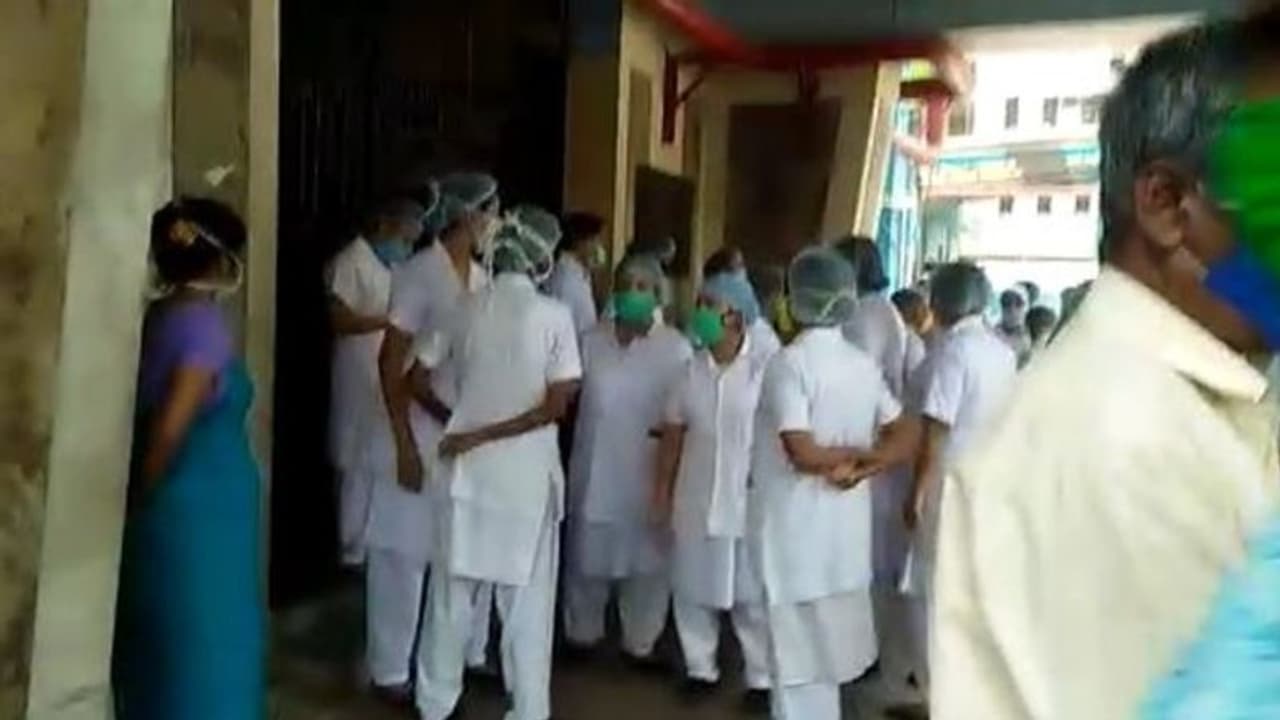 করোনা আক্রান্তদের এমআর বাঙ্গুরে স্থানান্তর ঘিরে তুলকালাম, অভিযোগ নিয়ে অবস্থান বিক্ষোভে নার্সরা করোনা আক্রান্তদের এমআর বাঙ্গুরে স্থানান্তর ঘিরে তুলকালাম, অভিযোগ নিয়ে অবস্থান বিক্ষোভে নার্সরা