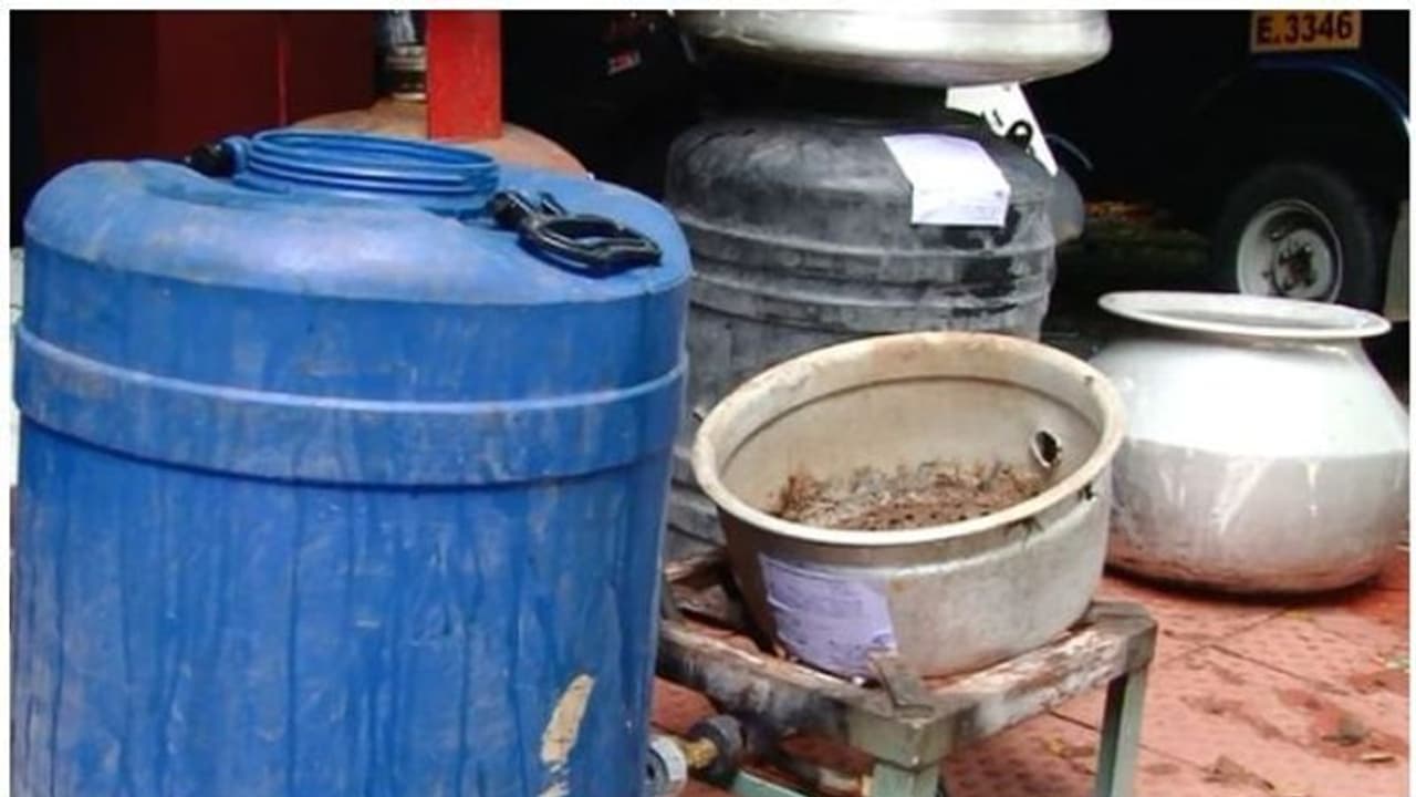 ആലപ്പുഴയിൽ കള്ളവാറ്റ് സംഘത്തെ പിടികൂടി ആലപ്പുഴയിൽ കള്ളവാറ്റ് സംഘത്തെ പിടികൂടി