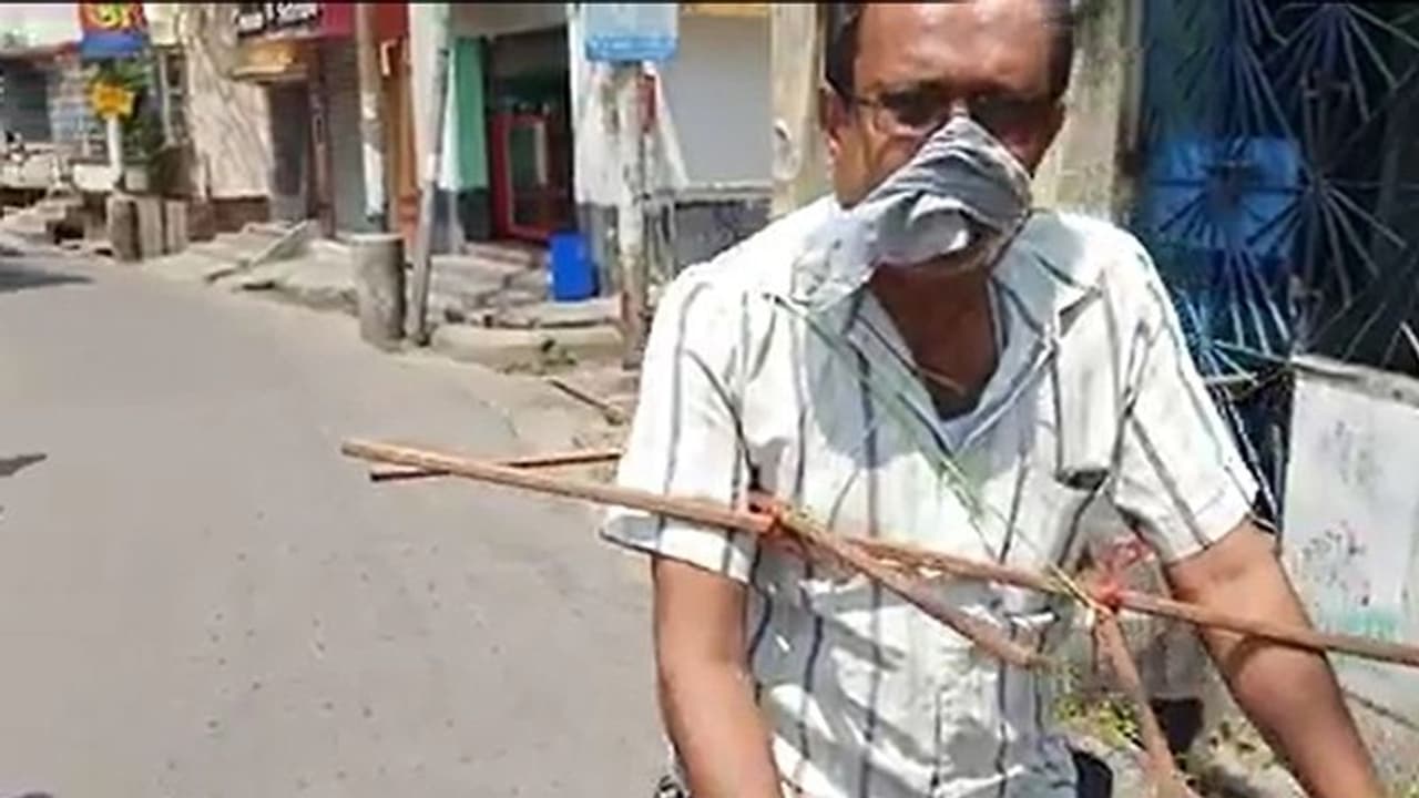 গায়ে লাঠি বেঁধে বহরমপুরের প্রৌঢ়র সোশ্যাল ডিস্ট্যান্সিং পালন, ভাইরাল হল ভিডিও
