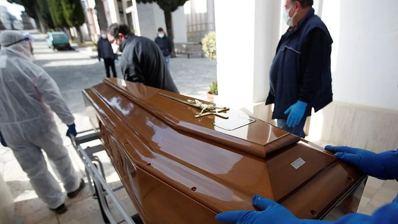 ২১ বছর ধরে স্ত্রীর কফিনবন্দি মরদেহর সঙ্গে একই ঘরে বাস, সুখ দুঃখের কথাও বলতেন মৃত স্ত্রীর সঙ্গে